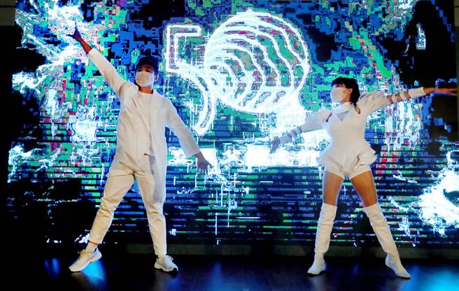 国父纪念馆5日举行五十周年馆庆活动启动仪式，舞者带来互动光舞-「光与影」，结合投影与肢体语汇带出系列活动主题。（郑任南摄）