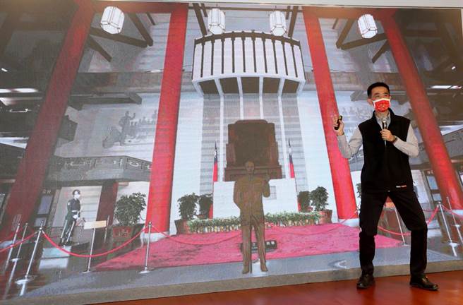 国父纪念馆5日举行五十周年馆庆活动启动仪式，馆长王兰生在简报中与漫游国父纪念馆APP互动。（郑任南摄）