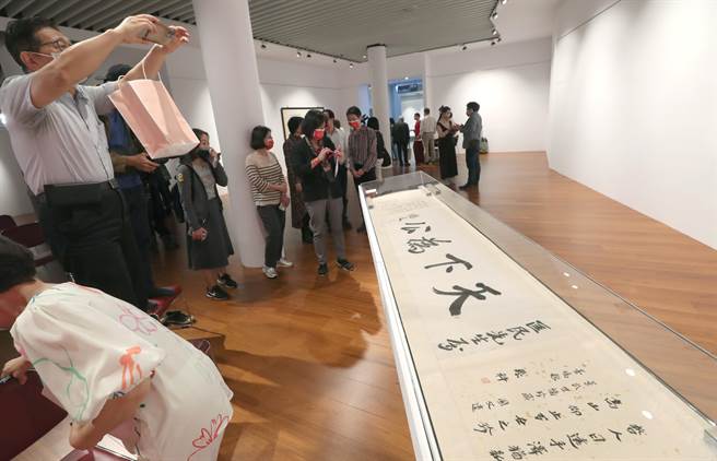 国父纪念馆5日举行五十周年馆庆活动启动仪式，并首次展出国父墨宝《天下为公》，为民国90年由陆匡文之子陆景武教授交由国父纪念馆典藏。（郑任南摄）