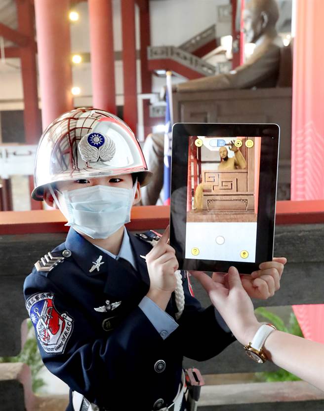 国父纪念馆5日举行五十周年馆庆活动启动仪式，专为本次活动设计的漫游国父纪念馆APP也同时启用，小礼兵（孙孙）特别展示使用方法，在APP中的国父铜像起身对镜头挥手。（郑任南摄）