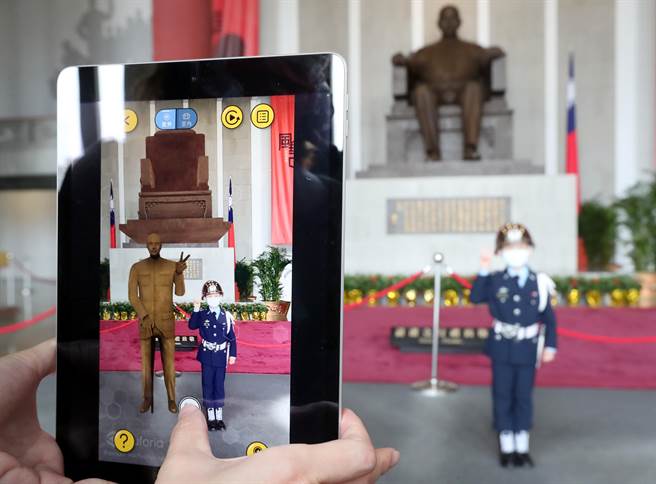 国父纪念馆5日举行五十周年馆庆活动启动仪式，专为本次活动设计的漫游国父纪念馆APP也同时启用，小礼兵（孙孙）特别展示使用方法，在APP中的国父铜像起身与孙孙一起合照。（郑任南摄）