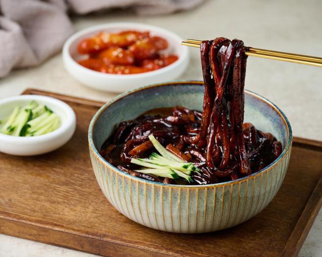 （老妈拌麵冷冻食品品牌「老妈家」第二季新推韩式料理五味拚业绩。图／老妈家提供）