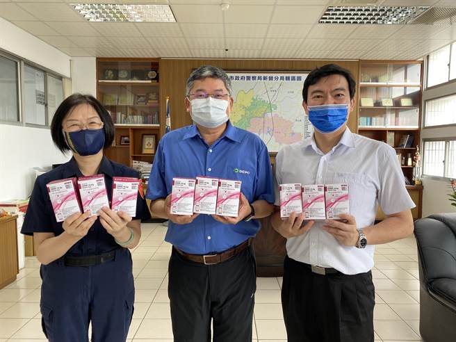 快篩試劑難買，新營警獲贈50盒試劑。(讀者提供／劉秀芬台南傳真)