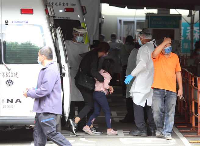 大批民眾為了申請保險理賠，前往醫院開確診證明，金管會擬爭取業者代查權限。（示意圖／張鎧乙攝）