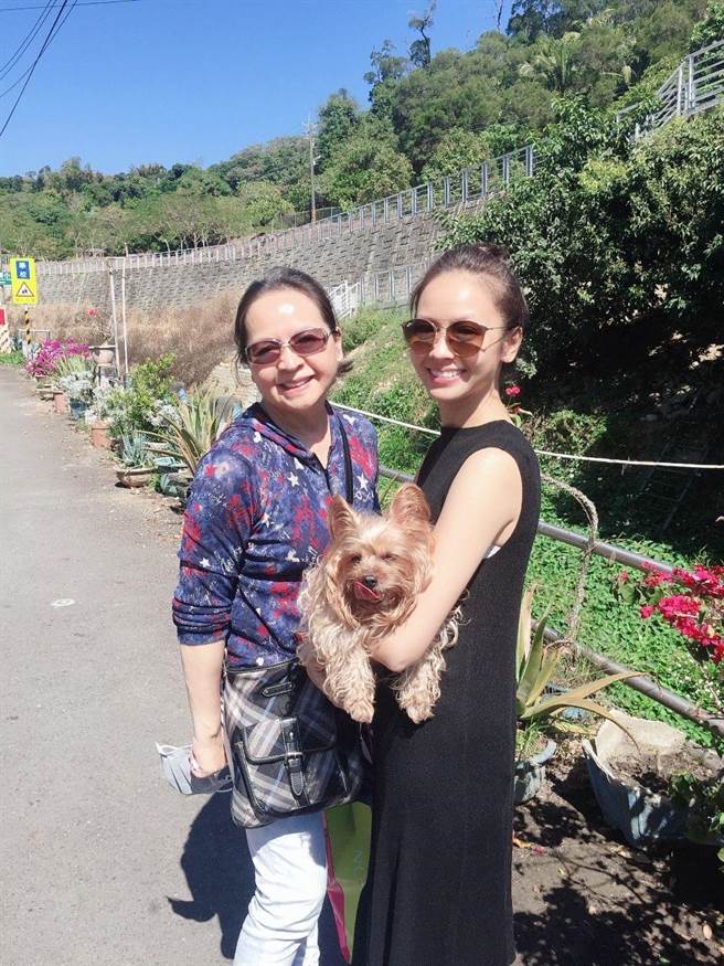 黃姵嘉和媽媽感情甚篤。（拾光創藝所提供）