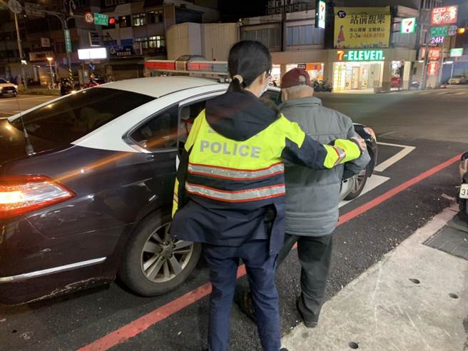 北势派出所员警协助许姓老翁顺利返家。（平镇分局提供／蔡明亘桃园传真）