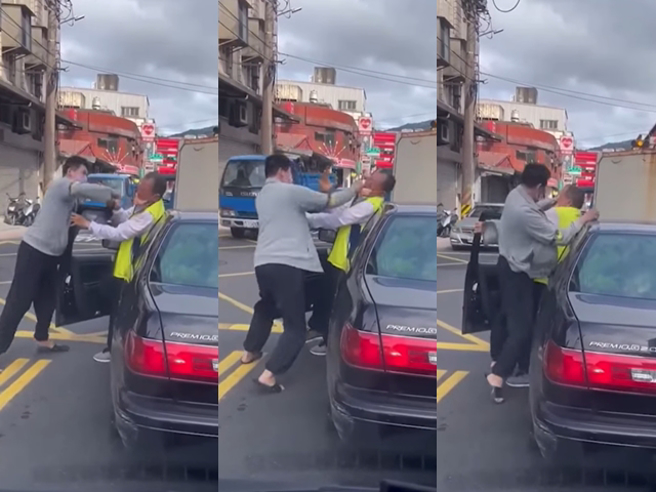 49岁男子疑似不满遭逼车，竟当场停在路中下车找对方车辆理论，但没想到对方驾驶是名77岁老人，男子当场朝老人头部不断挥拳攻击，还猛捶对方头部。（翻摄自脸书「爆料公社」）