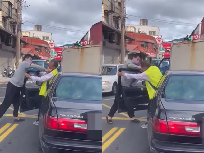 49岁男子疑似不满遭逼车，竟当场停在路中下车找对方车辆理论，但没想到对方驾驶是名77岁老人，男子当场朝老人头部不断挥拳攻击，还猛捶对方头部。（翻摄自脸书「爆料公社」）