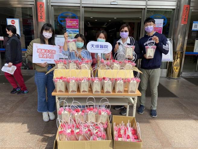基金會人員將愛心禮品送至桃園4間醫院。（真善美社會福利基金會提供／蔡明亘桃園傳真）