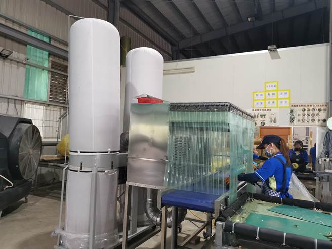 福農果菜運銷合作社研發的清潔集塵裝置，抽風桶以吸塵器原理設計構成。（劉秀芬攝）