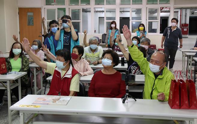 参加松山社大卫教的民眾开心获奖。(臺北市松山社区大学提供)