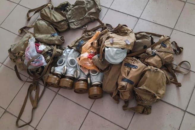乌克兰国防部上月在推特分享被俘俄军缴出武器的照片，其中包含防毒面罩。(图/截自Defence of Ukraine twitter)