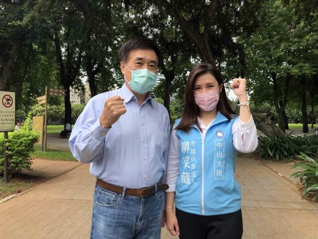 国民党台北市第四选区拟参选人柳采葳（右），6日早上与前台北市长郝龙斌（左）一起从五常街龙江路口出发战车扫街。（张芷瑜摄）