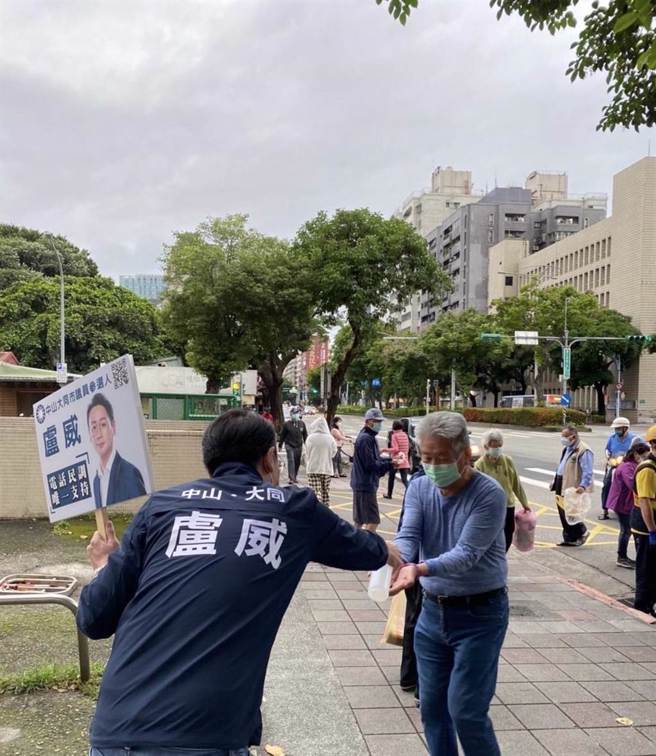 国民党台北市第四选区拟参选人卢威追垃圾车出奇招，靠替民眾酒精消毒手部，增加选民记忆点。（卢威提供／张芷瑜台北传真）