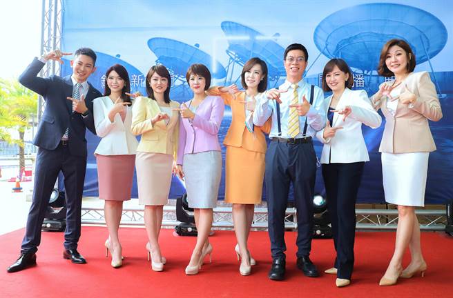 王顯瑜（左起）、劉宸希、陳璽鈞、朱培滋、黃筱純、何信翰、廖芳潔、王鈺婷等鏡電視主播群昨在開播記者會上一同亮相。（粘耿豪攝）