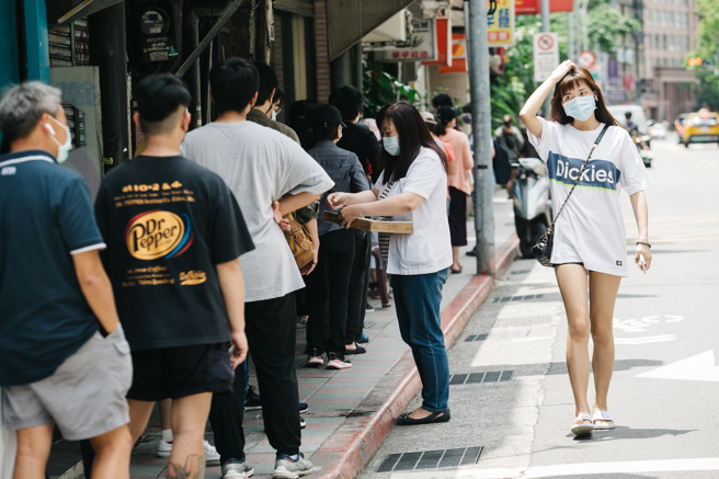 本土COVID-19疫情持续升温，实名制快筛试剂热卖，一周内单日个案数从1万窜升至3万例，民眾6日排队购买快筛试剂，北市中正区一家药局门前大排长龙。(郭吉铨摄)