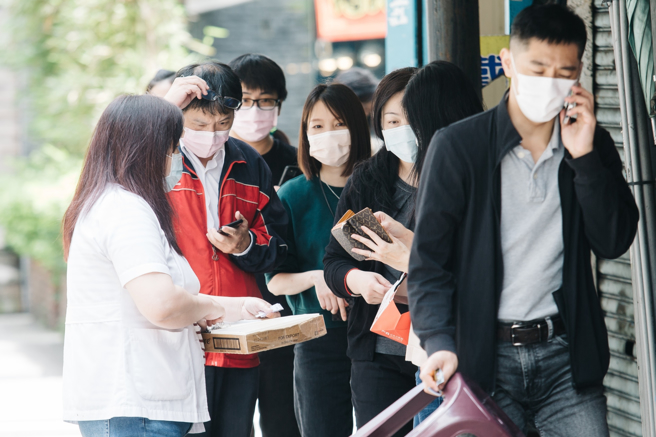 民眾搶實名制快篩，在藥局前大排長龍。（郭吉銓攝）