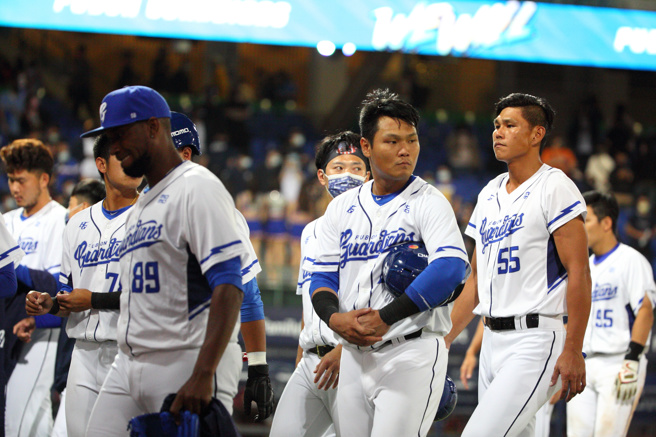 富邦悍將6日對戰樂天桃猿，在11局的纏鬥後，樂天桃猿終場以3比1勝富邦悍將，悍將球員落寞退場。（張鎧乙攝）