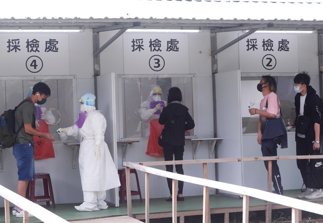 一名女网友因和确诊友人接触，且隔天也出现了相关症状，便到医院做PCR，然而採检结果竟闹了乌龙。图为民眾到中坜中正公园快筛站採检。（陈怡诚摄）
