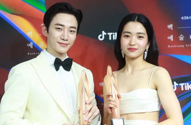 李俊昊和金泰梨夺下百想视帝后。(图／翻摄自韩网)