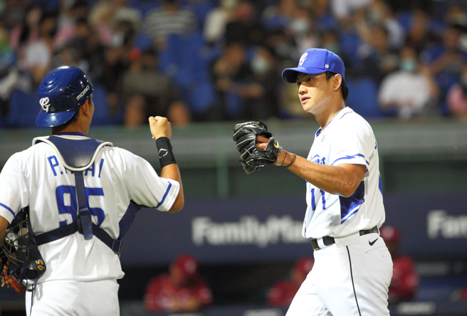 富邦悍将江少庆（右）。（张铠乙摄）