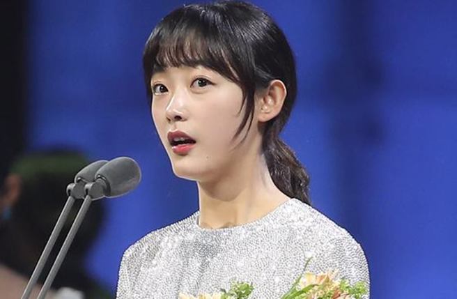 李瑜美夺电影类最佳女子新人。(图／翻摄自韩网)