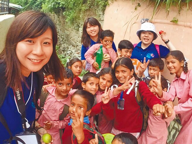朝阳科大国际志工远赴非洲坦尚尼亚、印度、越南、缅甸、柬埔寨及印尼等地服务，并荣获青年海外和平工作团队竞赛奖项肯定。图／朝阳科大提供