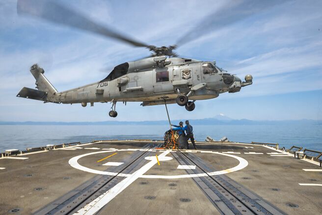 國防部長邱國正5日證實，我向美採購的MH-60R反潛直升機確實已經喊卡，原因是價格太貴了，超出我國能力範圍。（摘自美國海軍官網）