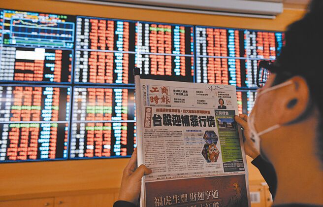 美國聯準會宣布升息2碼，美股道瓊指數隨即大漲近千點，台股昨日早盤也大漲210多點。圖為台股虎年開紅盤。（本報資料照片）