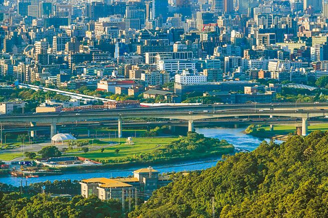 银行累计升息若达4码，购屋族每月还款不变，买房贷款总额大减1成左右。（本报资料照片）