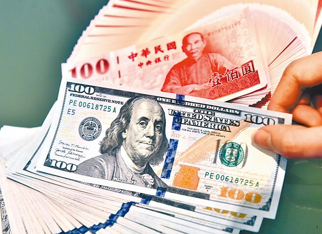 隨著美國升息，美元定存將更搶手，公股銀紛紛推出美元優利定存專案。（本報資料照片）