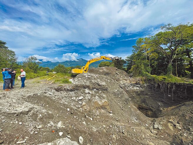 為完成父親遺願，69歲安姓老翁特地從嘉義到台東知本挖黃金。（蔡旻妤攝）