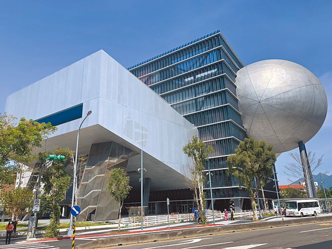 位於台北市士林區的台北藝術中心即將在下半年開幕，台北市長柯文哲坦言，北藝營運階段幾乎都靠市府補助，1年就要5億，且內部預估20年後自籌款才能達50％，呼籲下屆議員要緊盯，遭藍綠議員炮轟不負責任，將問題甩鍋給下屆民代。（黃婉婷攝）