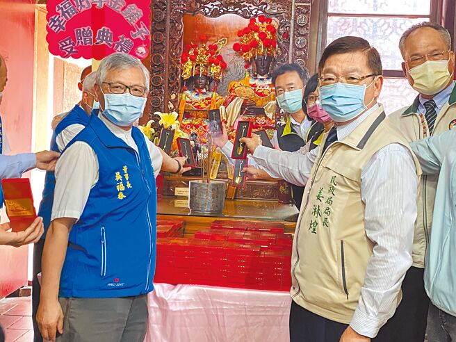 台南市北区大观音亭暨祀典兴济宫赠送「金铲子」给府北户政事务所，5日由民政局长姜淋煌（前右）、大观音亭祀典兴济宫董事长吴福春（前左）等人为金铲子过炉。（曹婷婷摄）