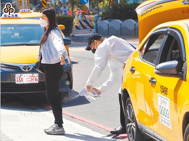 台北市議員王鴻薇質疑防疫計程車量能不足，民眾苦等2小時才搭上車。（本報資料照片）