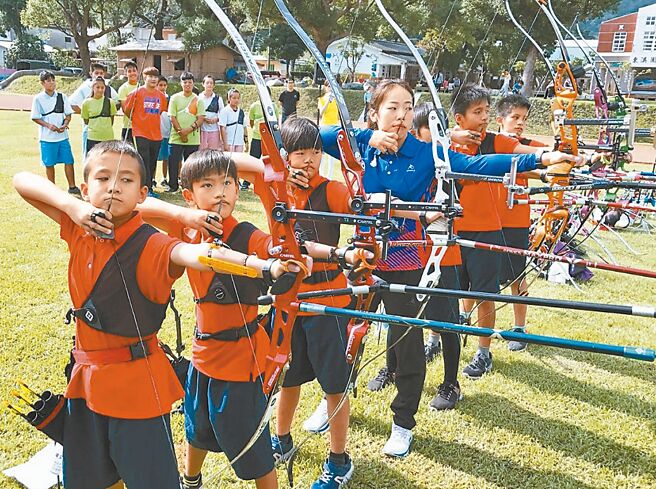 东澳国小盼孩童有机会藉由射箭项目参加奥运，在世界发光发热。（东澳国小提供／吴佩蓉宜兰传真）