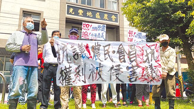 花莲县光復乡近20名农友前往光丰地区农会门口抗议，要求农会体系全面改革。（罗亦晽摄）