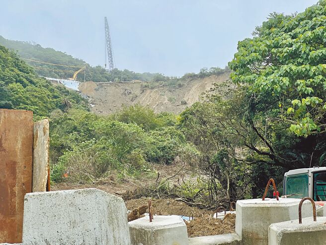 基隆市信义区杠子寮道路边坡2月底严重走山，至今仍有大量土石未清除。（陈彩玲摄）