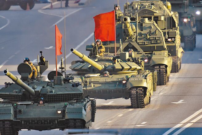 美国政府人员透露，美方多次提供有关俄罗斯部队机密情报，协助乌军精准击杀俄国将领。图为俄罗斯将举行纪念卫国战争胜利77周年阅兵活动，参加预演的军用车辆从市区驶过。（新华社）