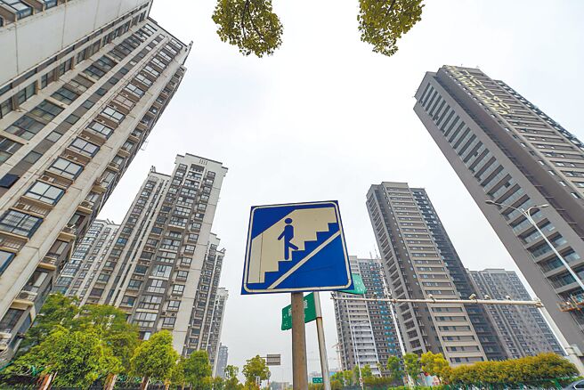 为了刺激房市，大陆多地于五一假期间陆续推出或执行「稳地产新政」，包括调降房贷利率、给予购房补贴、降低首付比例等措施。（中新社）