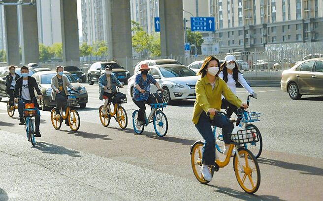 大陆60多个地铁站管制，5日是大陆五一假期后首个上班日，许多市民骑着地铁站外的共享单车通勤。（取自微博）