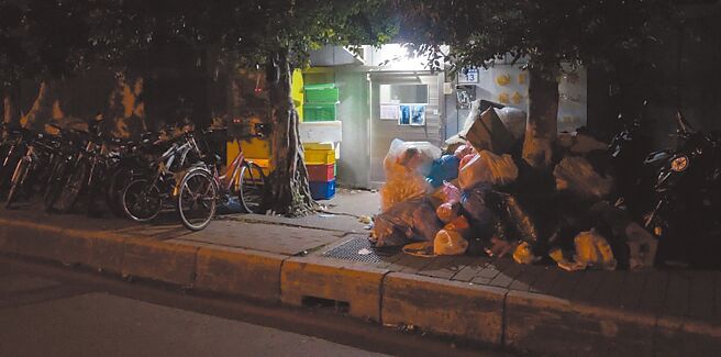 桃园市桃园区1移工宿舍因有移工确诊，宿舍清空后竟把垃圾弃置在人行道上，引起民眾担忧，桃园市环保局将开罚。（民眾党桃园市党部提供／赖佑维桃园传真）