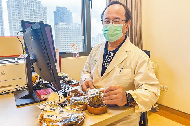 中医大新竹附医中医科主任徐新政说，确诊者以清冠一号治疗，并依照病患症状给予清热止痛中药材，能增加保护力。（罗浚滨摄）