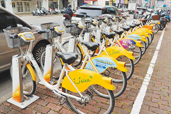 嘉義市引進YouBike 2.0公共自行車後，目前運轉率全台第2高，經市議員鄭光宏提案要求擴充並獲議會支持下，市府正在執行擴站計畫。（呂妍庭攝）