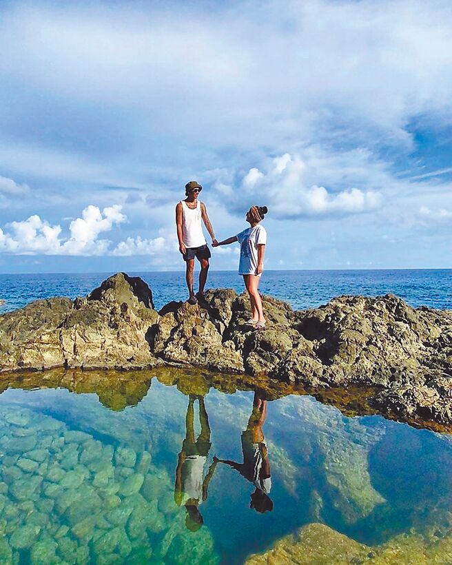 瘦子（左）昨宣布与交往多年的女友结婚，开心晒出甜蜜合照。（摘自瘦子IG）