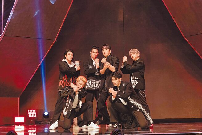 担任导师的坤达（后排右二）在《原子少年》与火星选手在舞台上重现20年前经典歌曲〈放手〉。（野火娱乐提供）