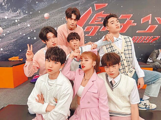 助力导师吴映洁（前中）与水星选手合作无间，在舞台上释放可爱魅力。（摘自IG）