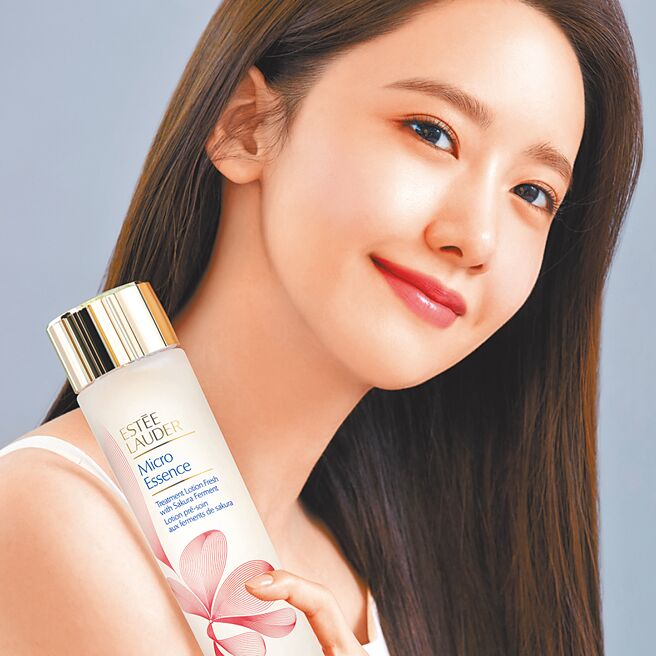 润娥的好肤质人人称羡，再搭配雅诗兰黛明星升级水是要逼死谁。（雅诗兰黛提供）