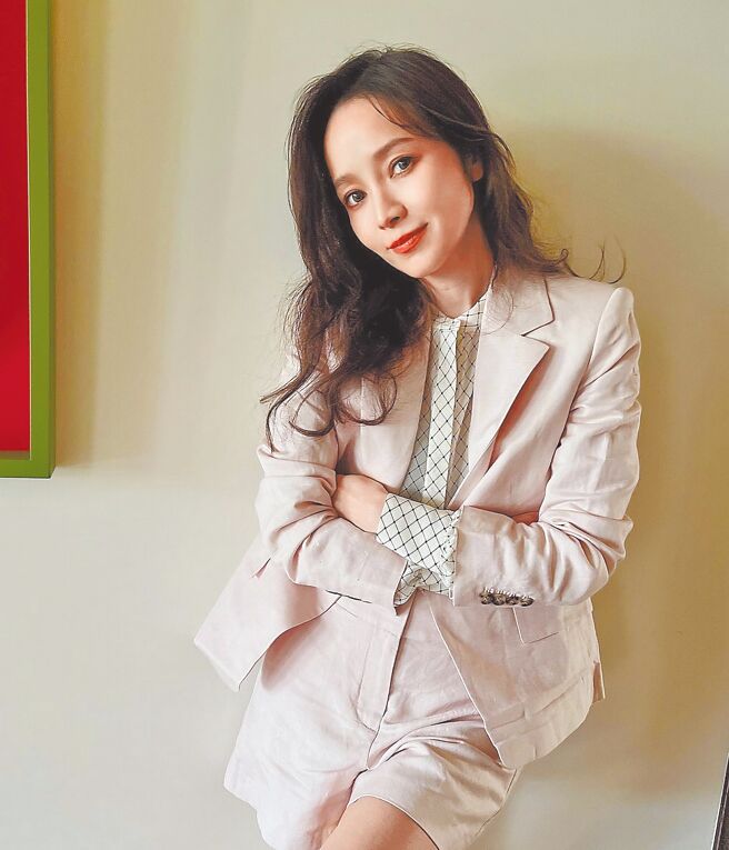 侯佩岑以Club Monaco展现夏季清爽都市丽人模样。粉色麻质西装外套1万3900元、几何印花丝质衬衫8900元、粉色麻质短裤 4900元。（摘自侯佩岑IG）