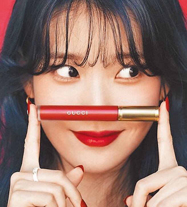 Gucci Beauty新推的倾色云雾唇釉（见图）1500元。（摘自IG）